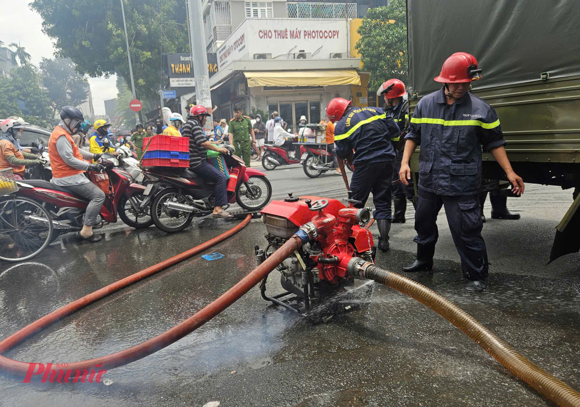 Nhận được tin báo Phòng Cảnh sát Phòng cháy chữa cháy và cứu nạn cứu hộ khu vực 3 ngay lập tức điều động nhiều xe chữa cháy đến hiện trường nhằm khống chế đám cháy.