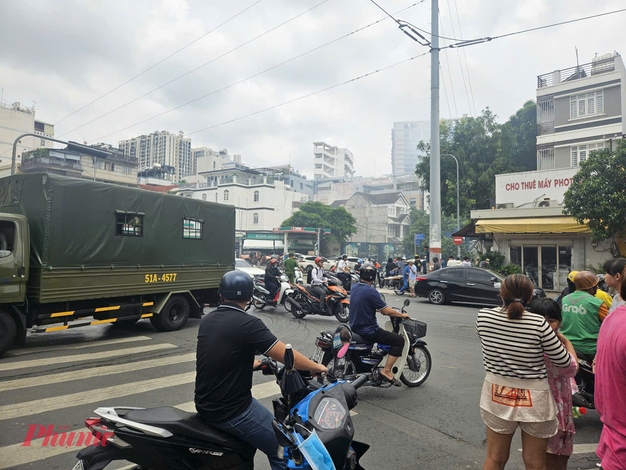 Khoảng 11g30 ngọn lửa tạm thời được khống chế, cơ quan chức năng đang điều tra nguyên nhân vụ cháy