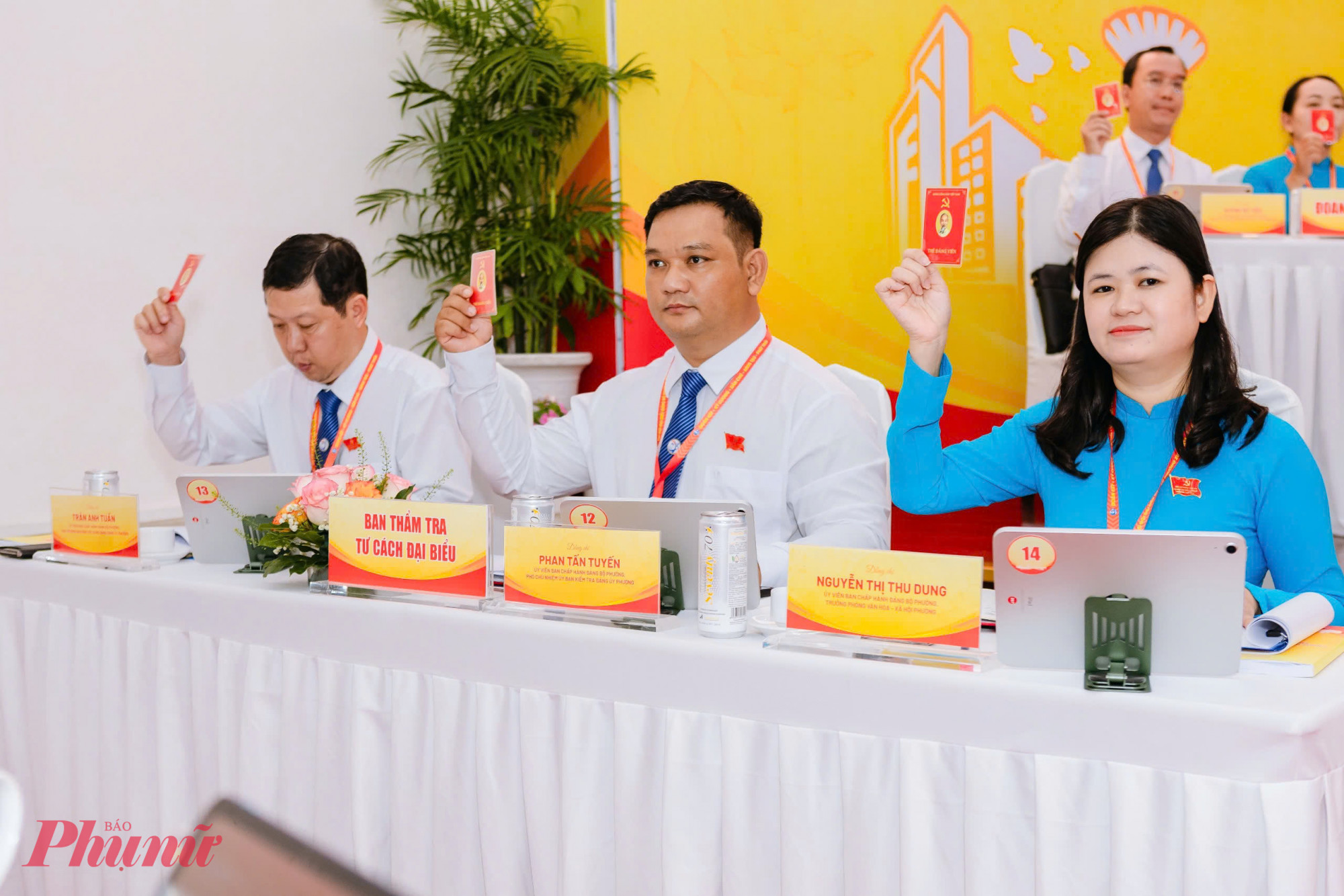 Đại biểu biểu quyết chỉ tiêu Nghị quyết Đại hội đại biểu Đảng bộ phường Xuân Hòa lần thứ I nhiệm kỳ  2025 - 2030