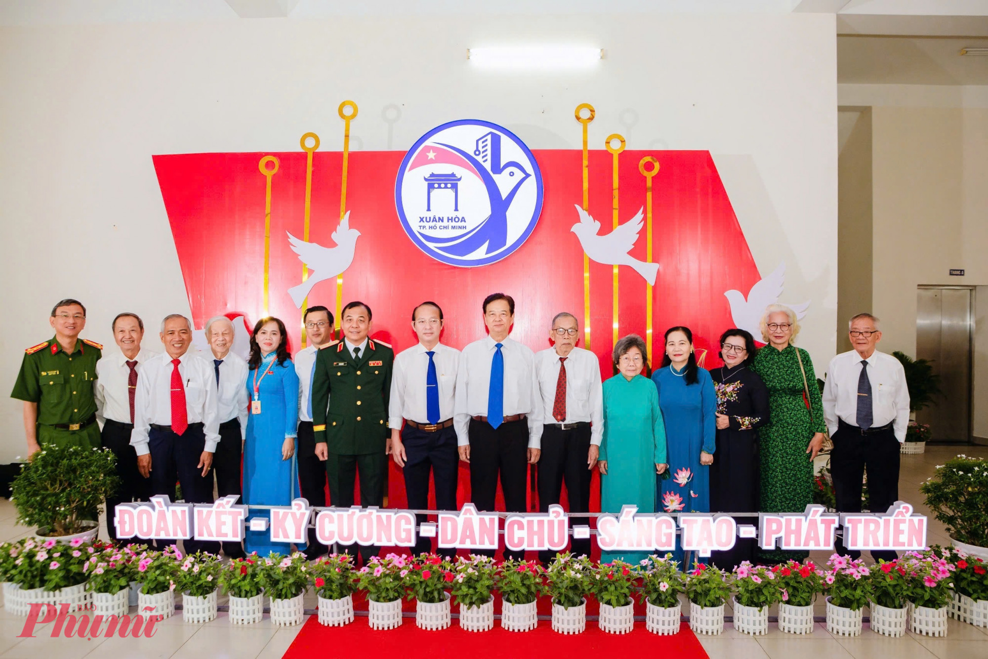 Lãnh đạo, nguyên lãnh đạo TPHCM và các đại biểu chụp hình kỷ niệm Đại hội Đảng bộ phường Xuân Hòa