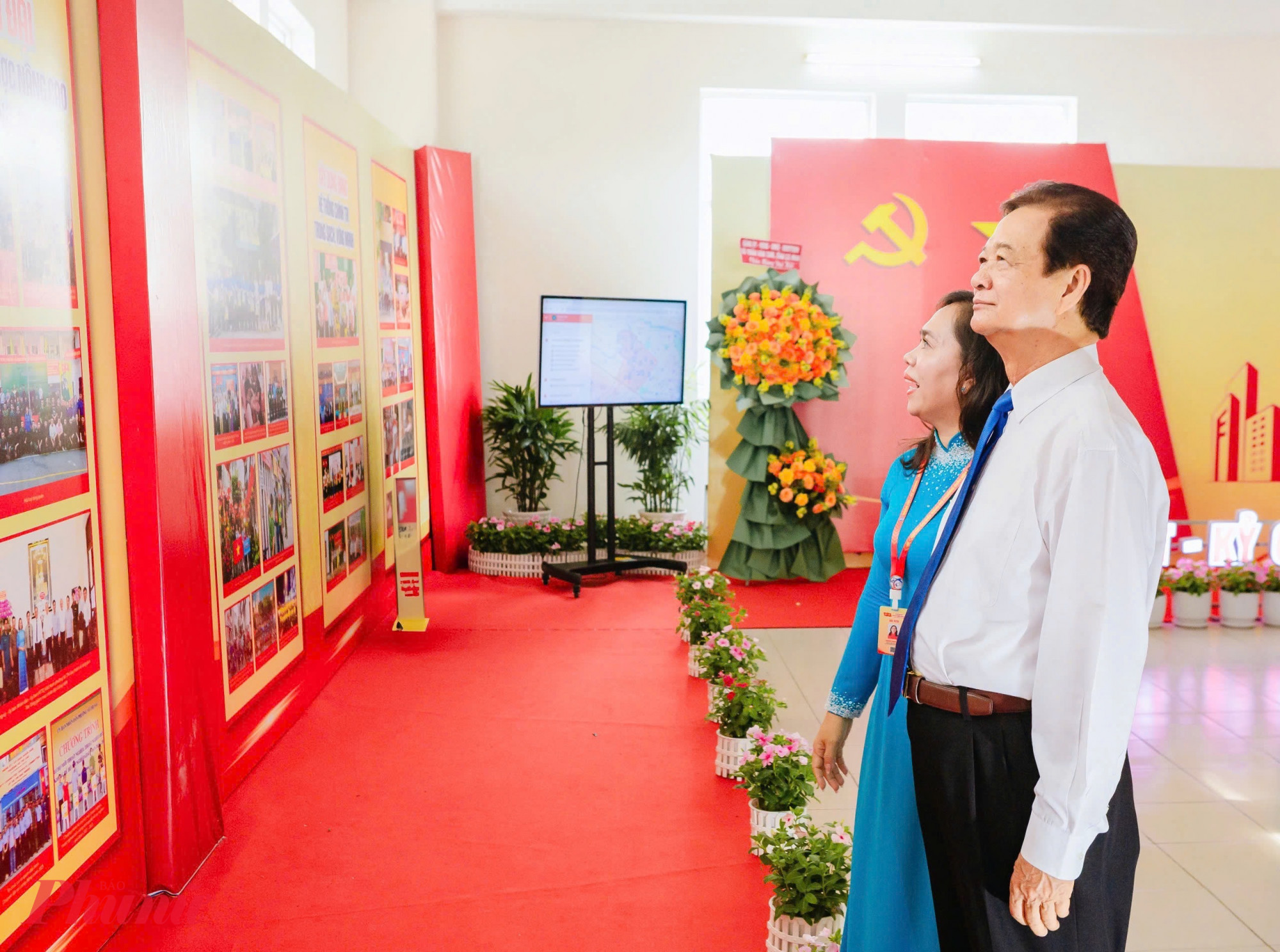 Nguyên Thủ tướng Nguyễn Tấn Dũng tham quan Không gian văn hoá Hồ Chí Minh phường Xuân Hoà 