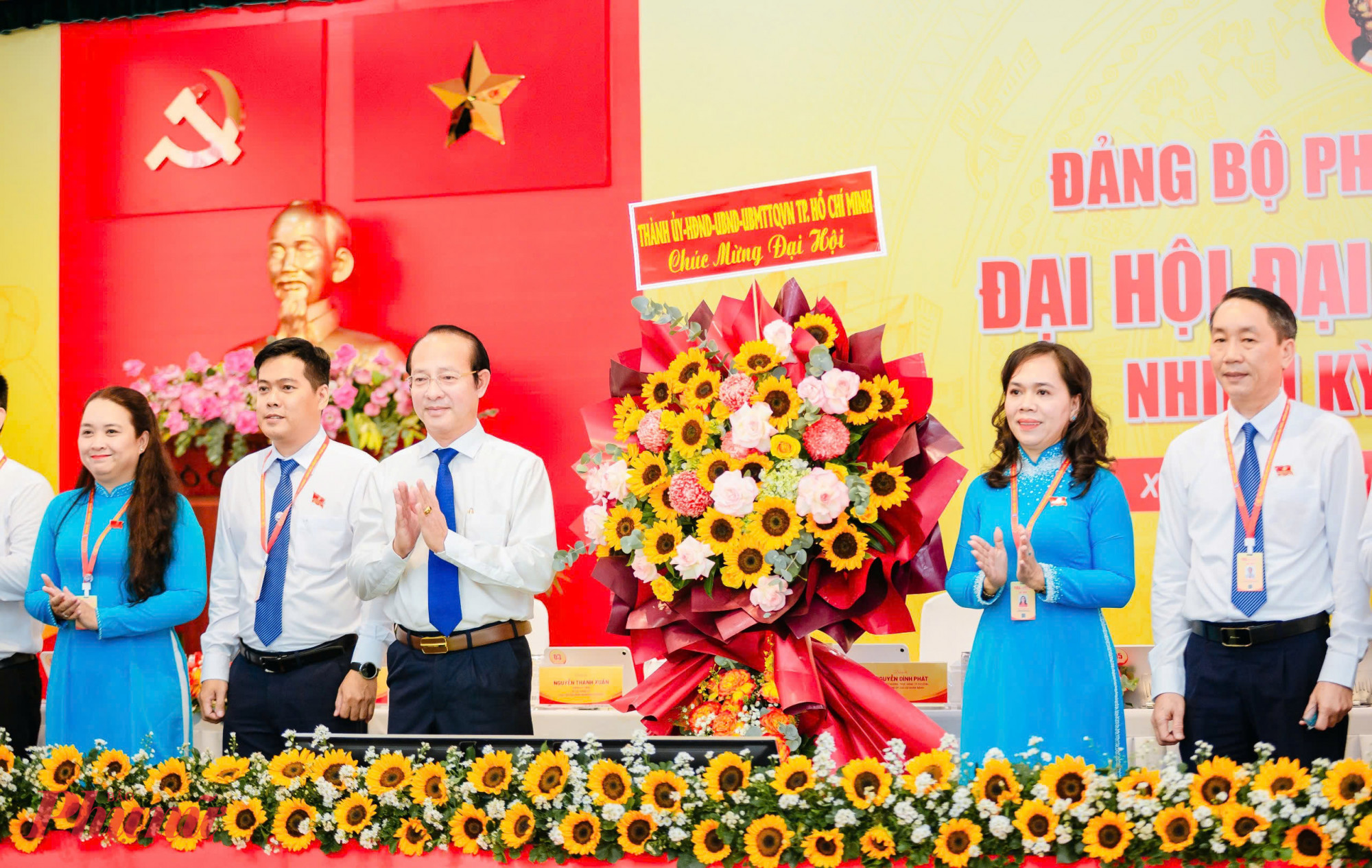 Lãnh đạo TPHCM tặng hoa chúc mừng Đại hội phường Xuân Hoà