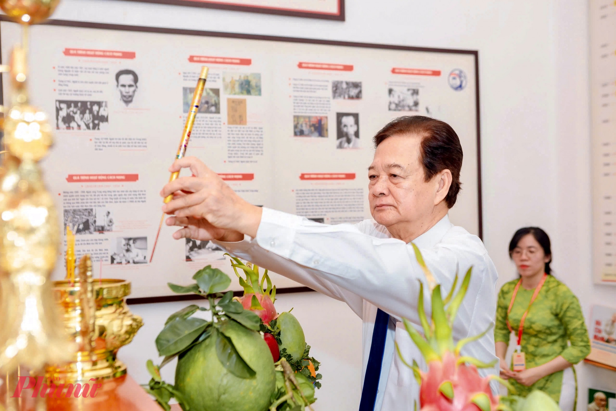 Trước thềm Đại hội, Nguyên Thủ tướng Nguyễn Tấn Dũng dâng hương tưởng nhớ Chủ tịch Hồ Chí Minh tại Không gian văn hoá Hồ Chí Minh tại trung tâm chính trị phường Xuân Hoà