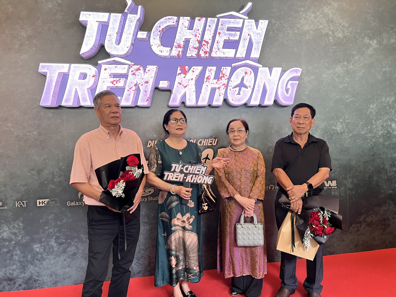 Hoa tiêu  Nguyễn Văn Hương, tiếp viên Huỳnh Thu Cúc, tiếp viên Ngô Kim Thanh và cơ trưởng Phạm Trung Nam tại buổi ra mắt đoàn phim chiều 12/8 