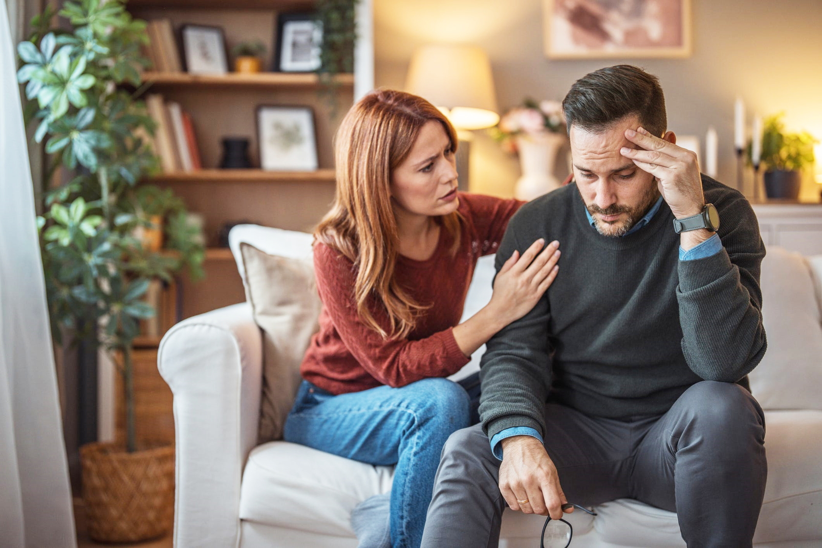 Giữa lúc thế giới xã hội của nam giới ngày càng thu hẹp, phụ nữ vô tình trở thành “người giữ kết nối” để nửa kia không cảm thấy cô đơn - ẢNH MINH HỌA: ISTOCK