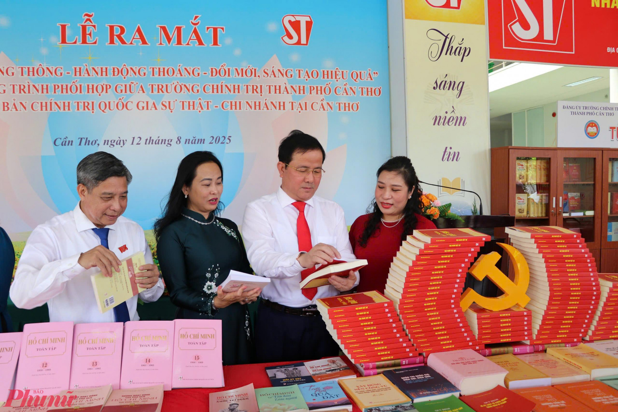 Lãnh đạo TP Cần Thơ xem các ấn phẩm ra mắt “Tủ sách sinh hoạt tư tưởng”. 