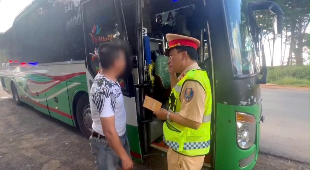 Qua kiểm tra, cơ quan chức năng phát hiện tài xế không bằng lái chở dư 21 hành khách