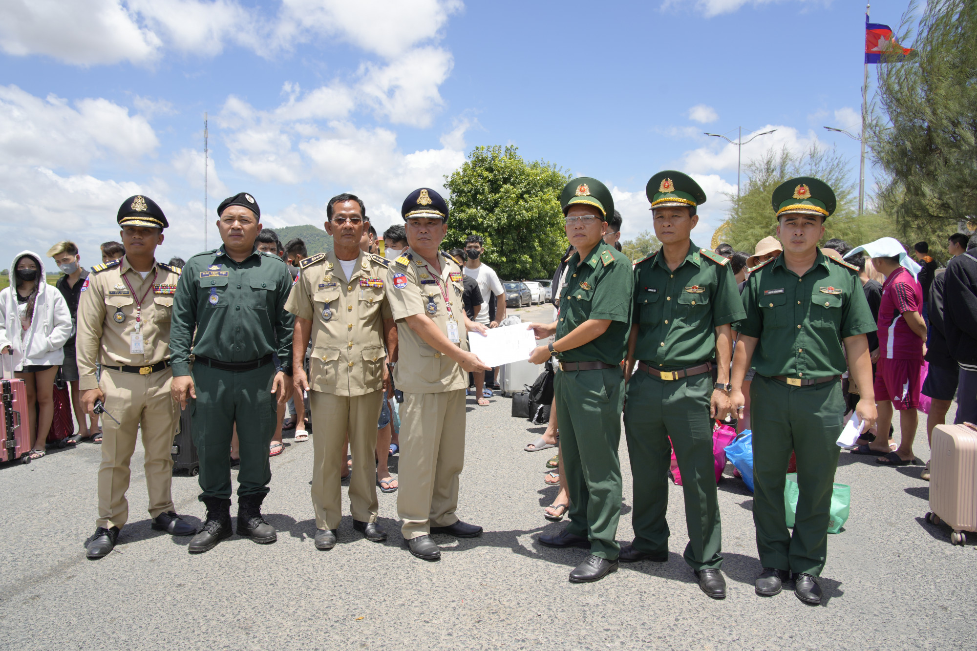 Campuchia bàn giao 72 công dân cho Việt Nam tại Cửa khẩu quốc tế Tịnh Biên - Ảnh Tiến Vinh