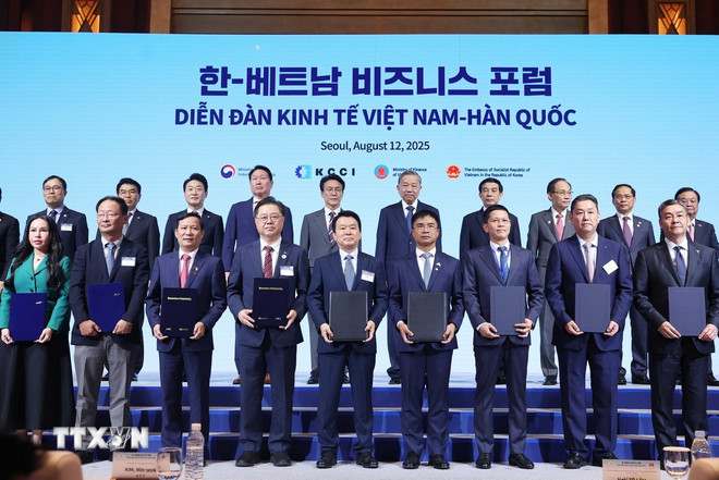 Tổng bí thư Tô Lâm và Thủ tướng Hàn Quốc chứng kiến Lễ trao thỏa thuận hợp tác Tổng bí thư Tô Lâm và Thủ tướng Hàn Quốc Kim Min Seok chứng kiến các đơn vị, doanh nghiệp trao thỏa thuận hợp tác - Ảnh: TTXVN