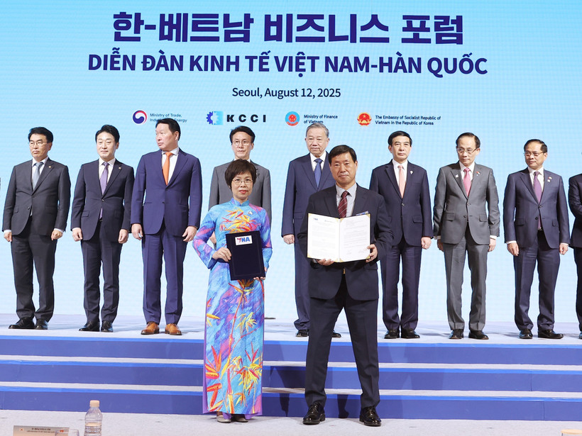 Tổng bí thư Tô Lâm và Thủ tướng Hàn Quốc chứng kiến Lễ trao thỏa thuận hợp tác Tổng giám đốc TTXVN Vũ Việt Trang và ông Hwang Dae-il, Chủ tịch Hãng thông tấn Yonhap trao Thoả thuận hợp tác nghiệp vụ trong giai đoạn mới.