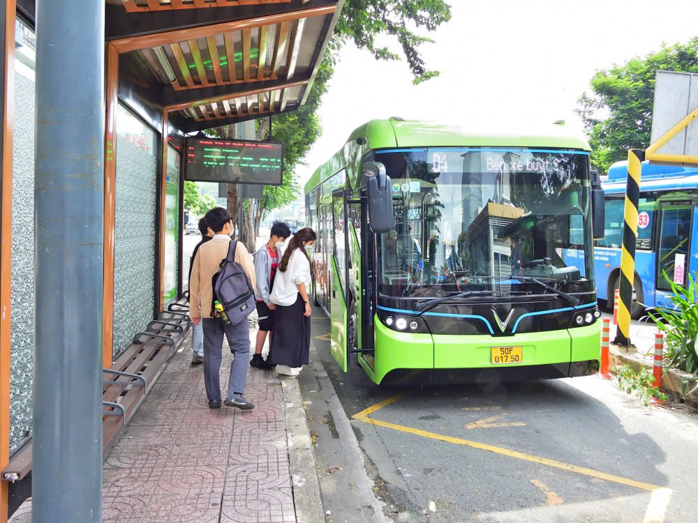 Các đề án chuyển đổi xanh trong vận tải hành khách công cộng sẽ được đánh giá lại. Ảnh: Phùng Huy.
