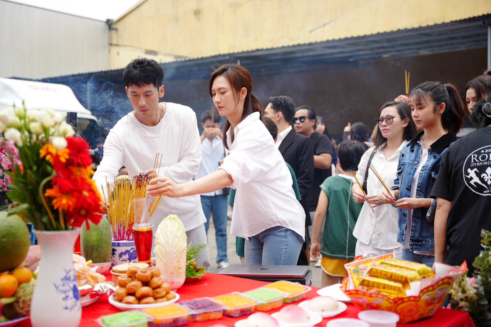 Diễn viên Phương Anh Đào và Tuấn Trần tại buổi cúng khai máy phim ngày 12/8