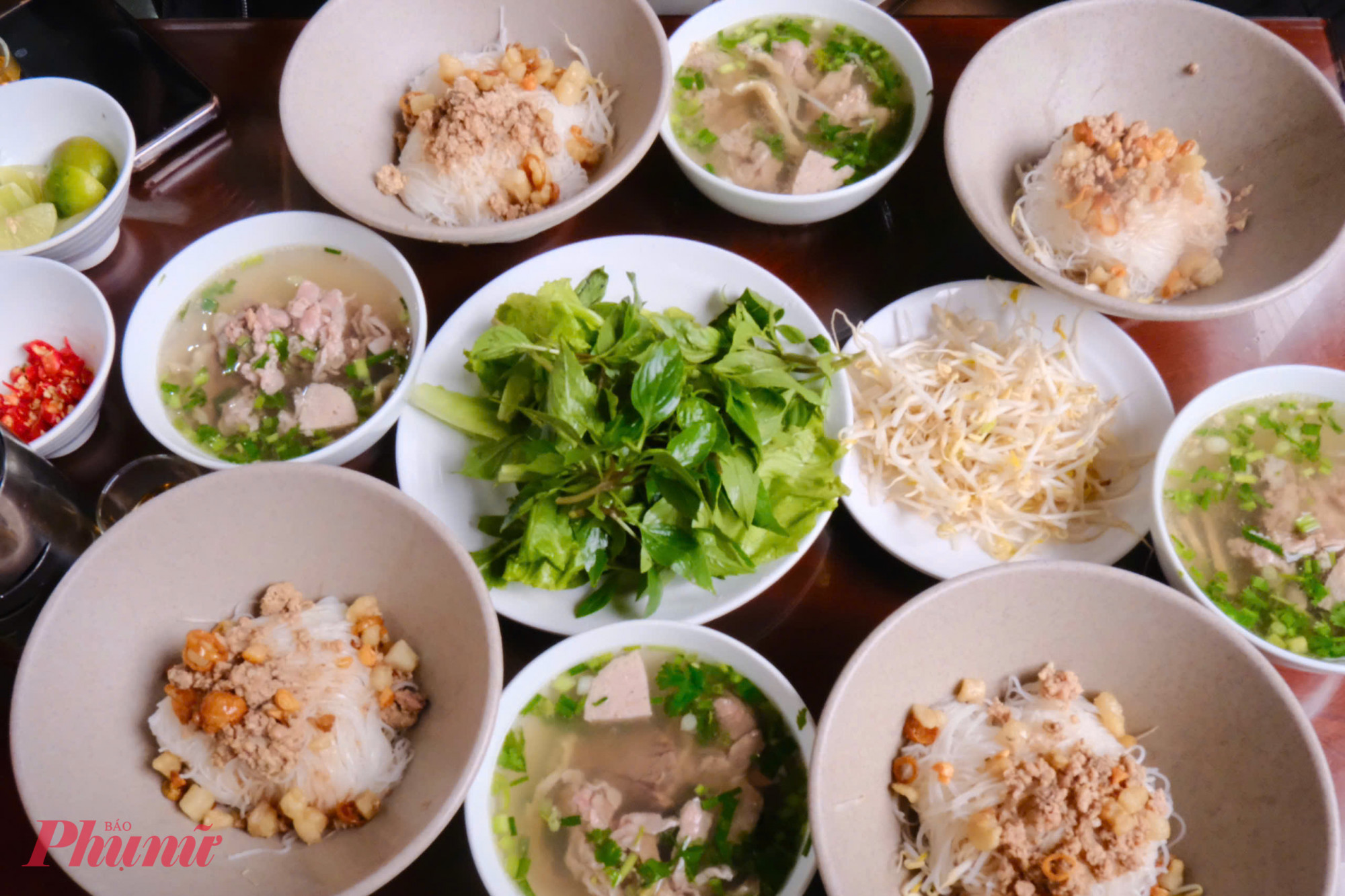 Mở đầu ngày thứ hai, ta sẽ men theo những con dốc để đến quán phở khô Hồng (22-24, Nguyễn Văn Trỗi, phường Pleiku) để dùng bữa sáng. Phở ở đây có hương vị thơm ngon, độc đáo hơn so với nhiều nơi khác. Ngọc Sơn gây thương nhớ bởi sợi phở mềm, nước tương đen sền sệt, nhiều loại topping thơm ngon, đặc biệt là rất nhiều thịt. Tuy mỗi suất phở của quán chỉ có giá 35.000 VND nhưng vô cùng đầy đặn, chất lượng. 