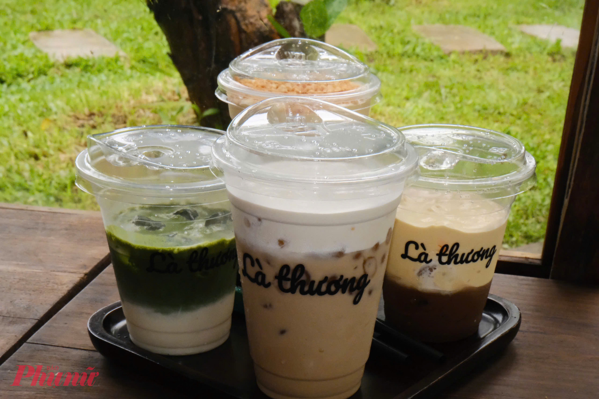 Bước chân vào Là Thương, bạn sẽ ngay lập tức cảm nhận được sự mộc mạc, giản dị nhưng vô cùng tinh tế. Quán được thiết kế theo phong cách vintage kết hợp với hơi thở của phố núi Pleiku, với những bộ bàn ghế gỗ, tường gạch thô và nhiều cây xanh xung quanh. Ánh sáng dịu nhẹ từ những chiếc đèn vàng tạo nên một bầu không khí ấm cúng, thích hợp để đọc sách, làm việc hay đơn giản là thả mình vào những bản nhạc acoustic nhẹ nhàng.