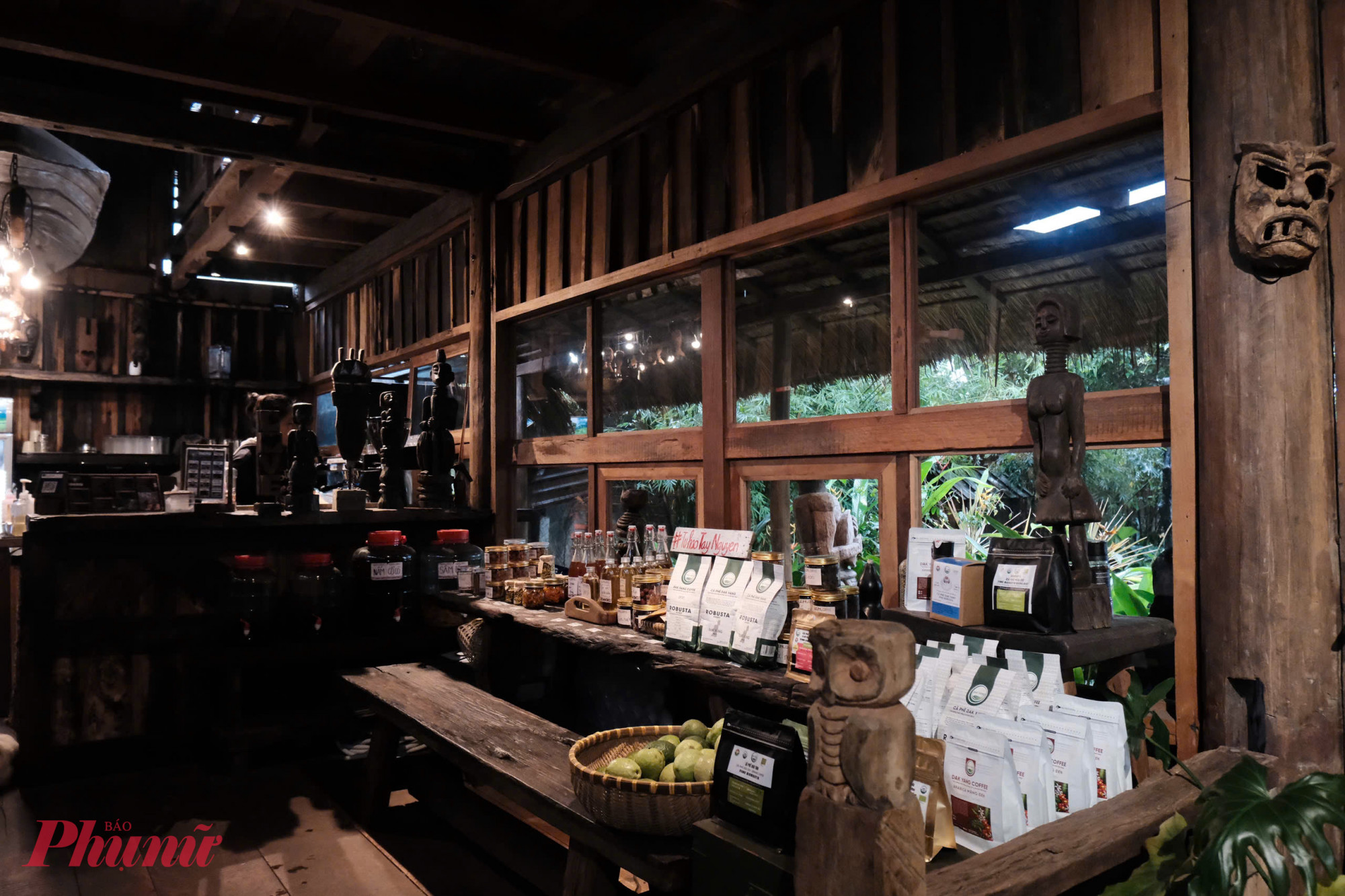 Đã đến Pleiku chắc chắn ta sẽ không thể bỏ qua Lem Coffee (169 Tôn Đức Thắng, phường Pleiku), một quán cà phê mang phong cách Tây Nguyên độc đáo với chiếc view hướng thẳng ra Biển Hồ. Điểm nhấn của quán chính là bộ sưu tập tượng gỗ và mặt nạ dân gian với nhiều hình dáng độc đáo giúp bạn hiểu thêm về văn hóa bản địa. Bước đến đây, bạn sẽ cảm nhận được sự mộc mạc với gam màu trầm ấm, bàn ghế gỗ giản dị, điểm xuyết bởi những chậu cây xanh, tạo nên một cảm giác gần gũi và thư thái. Ảnh Myngoc_Vo