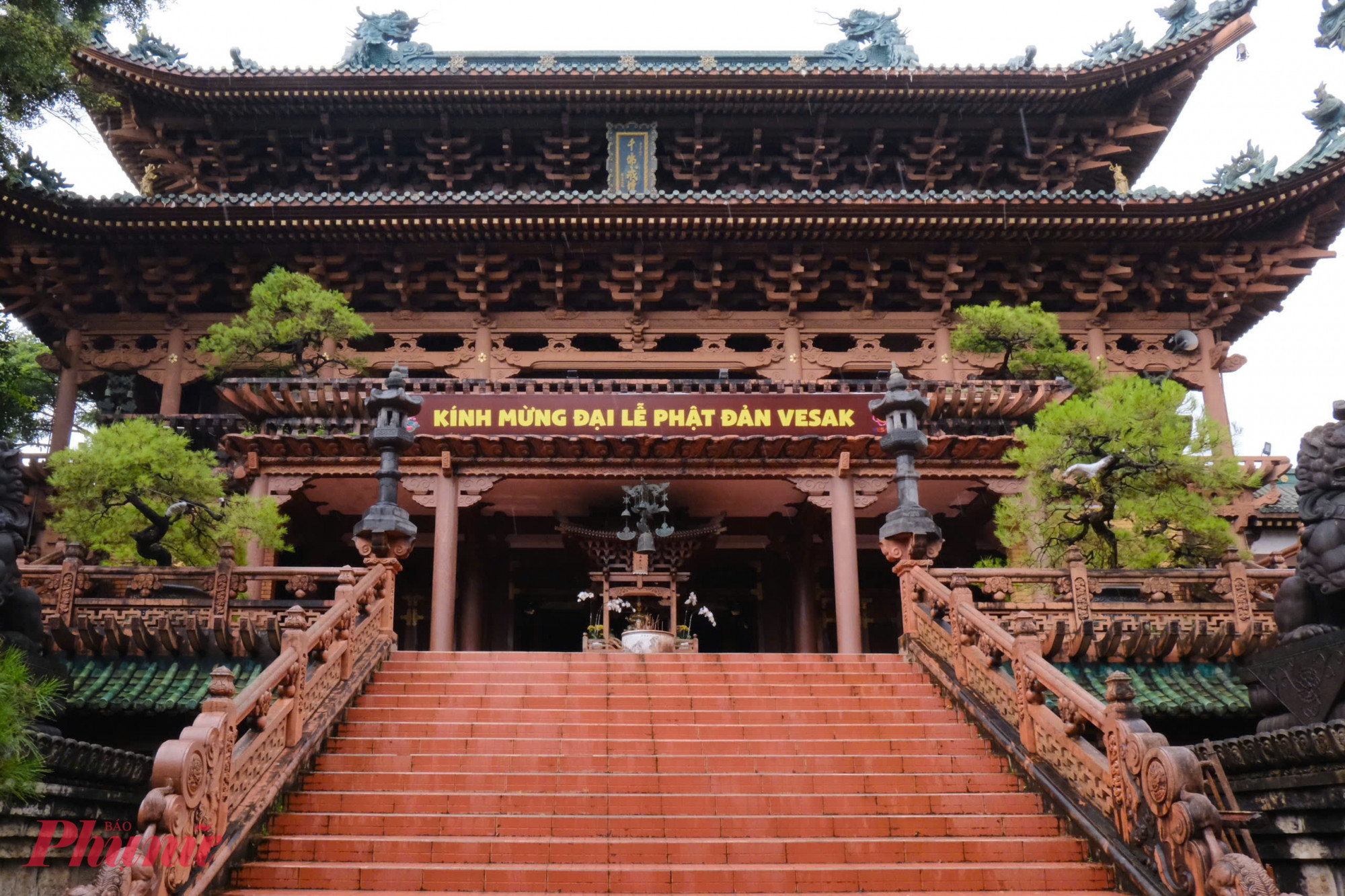 Vào những ngày tháng 8, bầu không khí tại chùa vô cùng yên bình với cơn mưa nhẹ vào mỗi sáng cùng những tán cây xanh rợp bóng tạo nên quang cảnh thơ mộng. Một trong những điểm nhấn đặc sắc của Chùa Minh Thành chính là ngôi bảo tháp độc đáo cao tới 9 tầng. Tháp Xá Lợi được thiết kế vô cùng ấn tượng với màu sắc sa chu khác lạ. Ảnh Myngoc_Vo