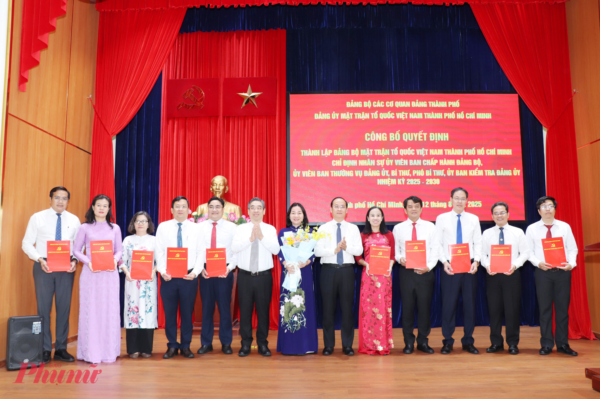 Phó bí thư Thành ủy TP.HCM, Chủ tịch Ủy ban Mặt trận Tổ quốc Việt Nam TP.HCM Nguyễn Phước Lộc và Phó bí thư Đảng ủy các cơ quan Đảng TP.HCM Nguyễn Khoa Hải trao quyết định và hoa chúc mừng Ban Chấp hành Đảng bộ Ủy ban Mặt trận Tổ quốc Việt Nam TP.HCM