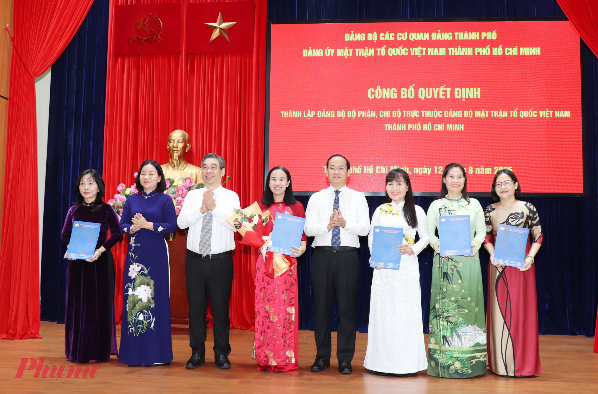 Lãnh đạo thành phố trao quyết định và hoa chúc mừng đảng bộ bộ phận Ban Công tác Phụ nữ