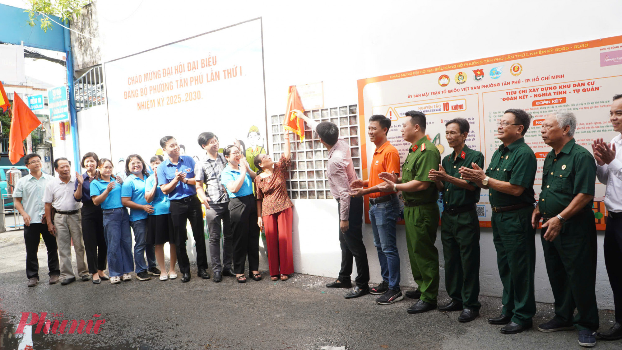Lãnh đạo phường Tân Phú, MTTT, tổ chức chính trị - xã hội, khu phố thực hiện nghi thức ra mắt công trình tuyến hẻm Lễ ra mắt “Văn minh - Sạch đẹp - An toàn”