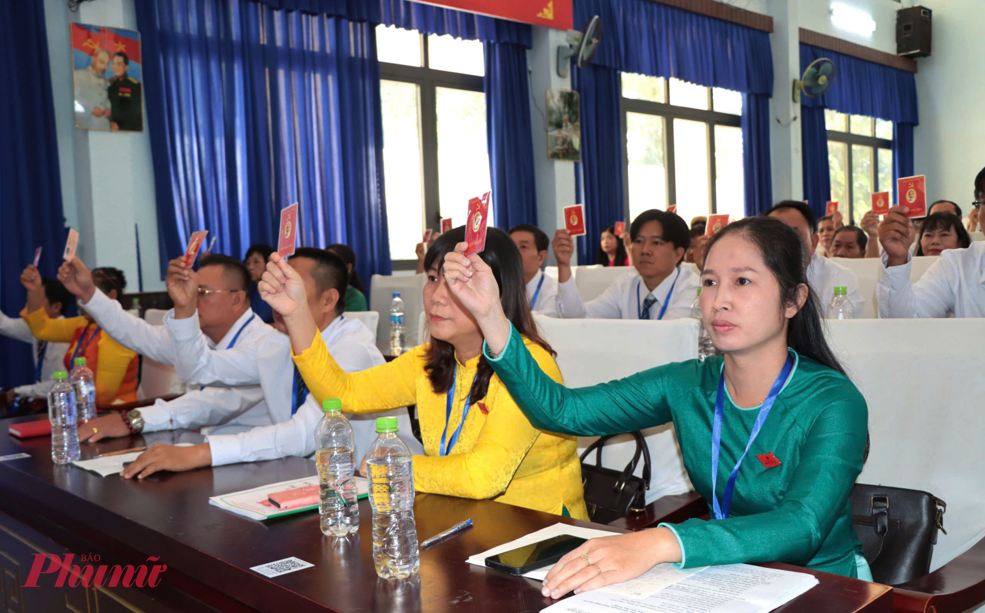 Các đại biểu biểu quyết thông qua các nội dung tại đại hội 