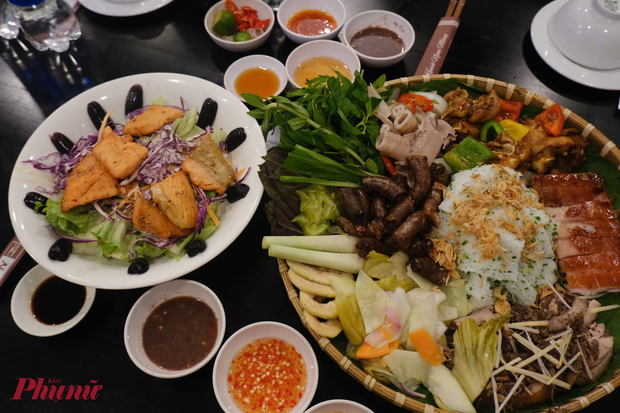 Vào ngày cuối ở Pleiku, ta nên một lần thử món cơm niêu hoặc mẹt heo sọc dưa 5 món (heo quay, sườn heo...) tại nhà hàng Cơm niêu ngon 3 miền (158 Hai Bà Trưng, phường Pleiku). Đây là những món ăn đặc sắc tại phố núi và hương vị hấp dẫn cũng như giá cả phải chăng (khoảng 200.000 đồng/mẹt heo) sẽ là thứ khiến bạn 'mê quên lối về. Ảnh Myngoc_Vo