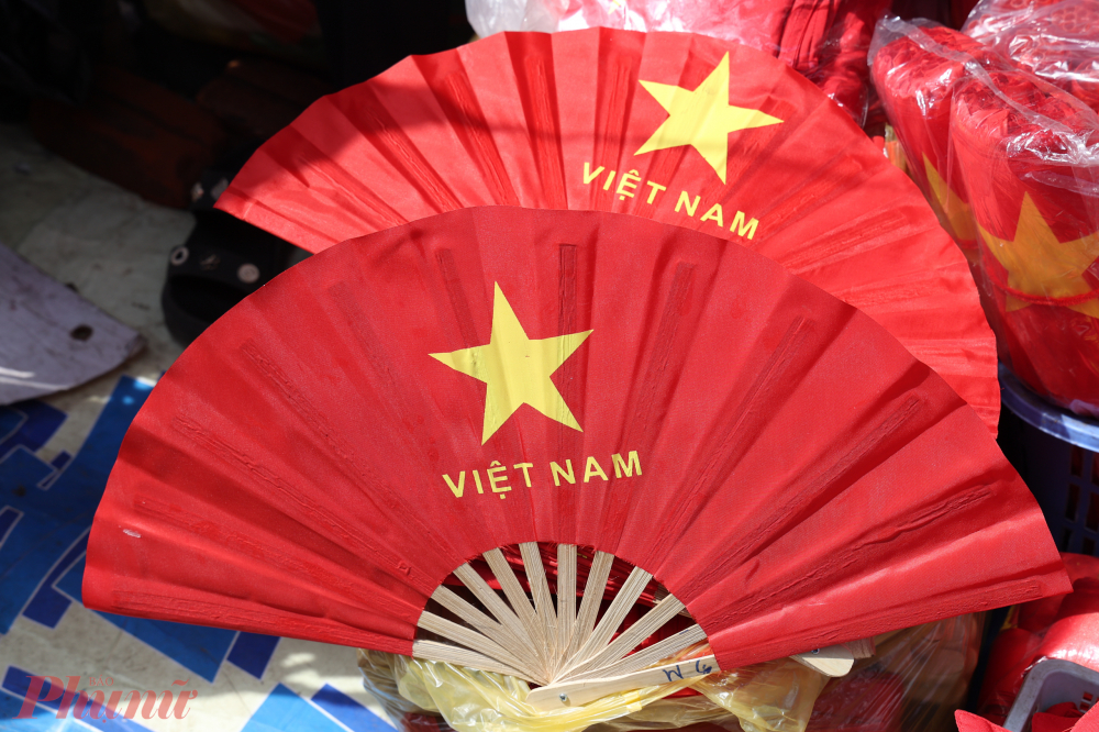 Từ cờ lớn treo ban công đến cờ cầm tay, các sản phẩm đều được người dân, cơ quan, trường học tìm mua cho dịp lễ trọng đại này.