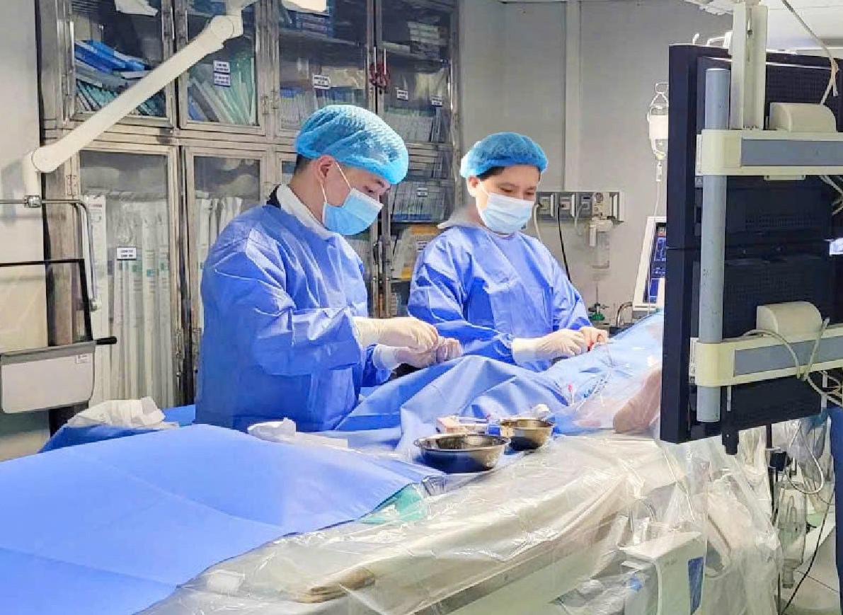 Các bác sĩ phẫu thuật cứu bệnh nhân sau khi có tim đập trở lại - ảnh: Bệnh viện cung cấp