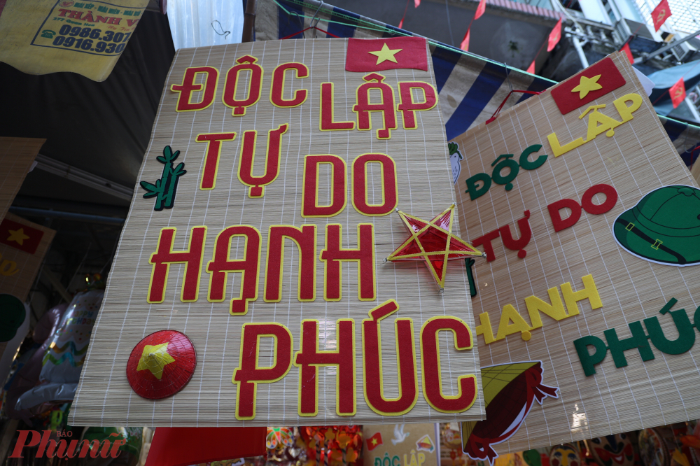 Những tấm mành tre được trang trí với tiêu ngữ Độc lập - tự do - hạnh phúc lớn ấn tượng trên phố hàng Mã.