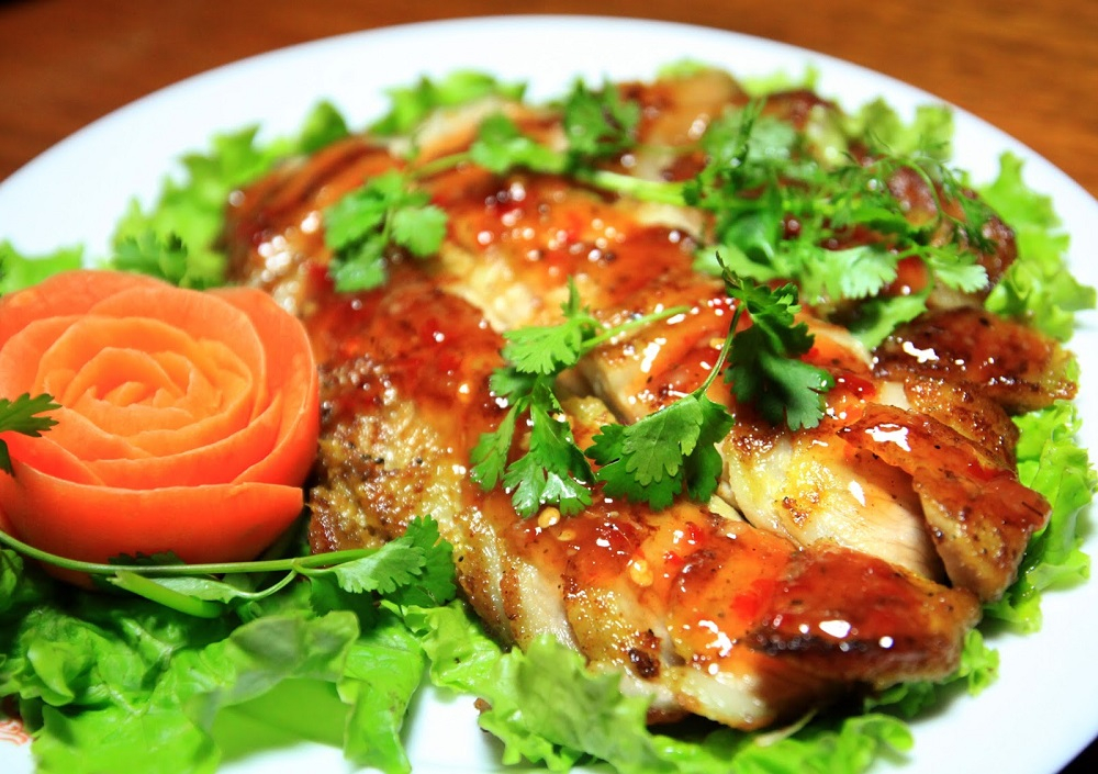 Lợn cắp nách là đặc sản độc đáo của vùng cao Tây Bắc, thường là giống lợn nhỏ được nuôi thả rông trên nương, chỉ nặng từ 10 đến 15kg. Thịt lợn săn chắc, da dày giòn và thơm ngọt tự nhiên. Khi chế biến, lợn thường được làm sạch, tẩm ướp gia vị như mắc khén, hạt dổi, sả, ớt… rồi nướng nguyên con trên than hồng hoặc quay giòn. Món ăn có lớp da vàng ruộm, giòn rụm, thịt bên trong mềm ngọt, đậm vị, thường được dọn trong các dịp lễ hội, đám cưới hoặc để đãi khách quý của đồng bào vùng cao.