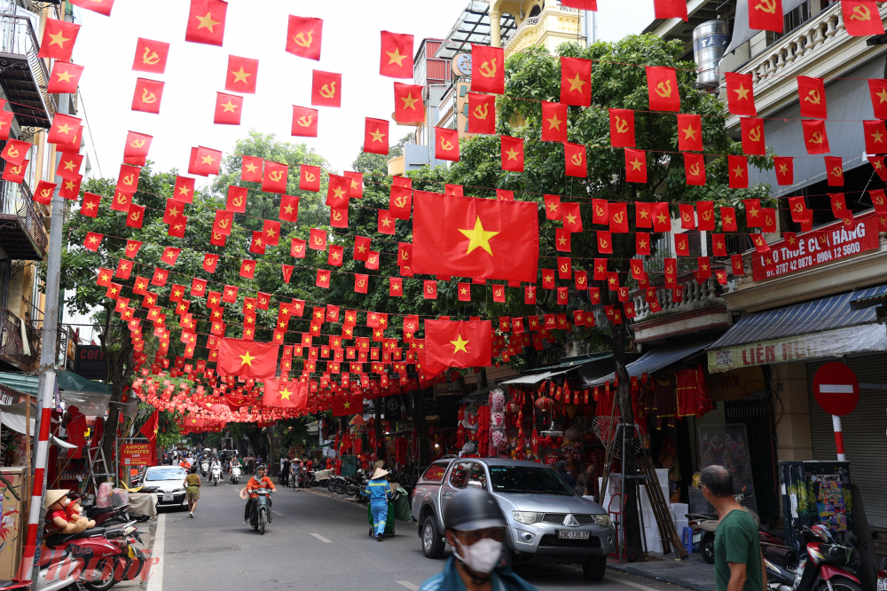 Những ngày này, phố Hàng Mã ngập sắc đỏ, cờ Tổ quốc tung bay rợp trời, phủ kín cả chiều dài con phố, tạo nên khung cảnh ấm áp, thiêng liêng mỗi dịp Quốc khánh.