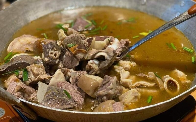 Thắng cố là một món ăn đặc sản của đồng bào H'mông được làm từ thịt ngựa, nội tạng ngựa, rau củ tươi và các loại gia vị đặc trưng như gừng, tỏi, mắc khén... Món ăn này thường được nấu trong một cái chảo lớn, đặt trên bếp than hồng.  Đặc sản Tây Bắc này có hương vị thơm ngon, đậm đà, thịt ngựa mềm và ngọt, mang đậm bản sắc văn hóa của dân tộc H’Mông. Món ăn này không chỉ là một món ăn ngon, mà còn là một món ăn mang ý nghĩa tinh thần sâu sắc, thường được người H’Mông dùng để cúng tổ tiên, mừng thọ, lễ tết, tiếp đãi khách quý…