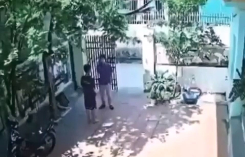 Thầy đã nghĩ gì khi tát trò 3 cái và bảo "nói gì phải biết nghĩ"? Một thầy giáo ở Thanh Hoá đến tận nhà tá vào mặt học sinh vì cho rằng học sinh này nói thầy dạy khó hiểu. Ảnh cắt từ clip