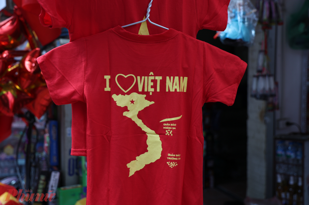 Màu áo cờ đỏ sao vàng, in hình dòng chữ tôi yêu Việt Nam là một trong những sản phẩm bán chạy trong dịp cận ngày 2/9.