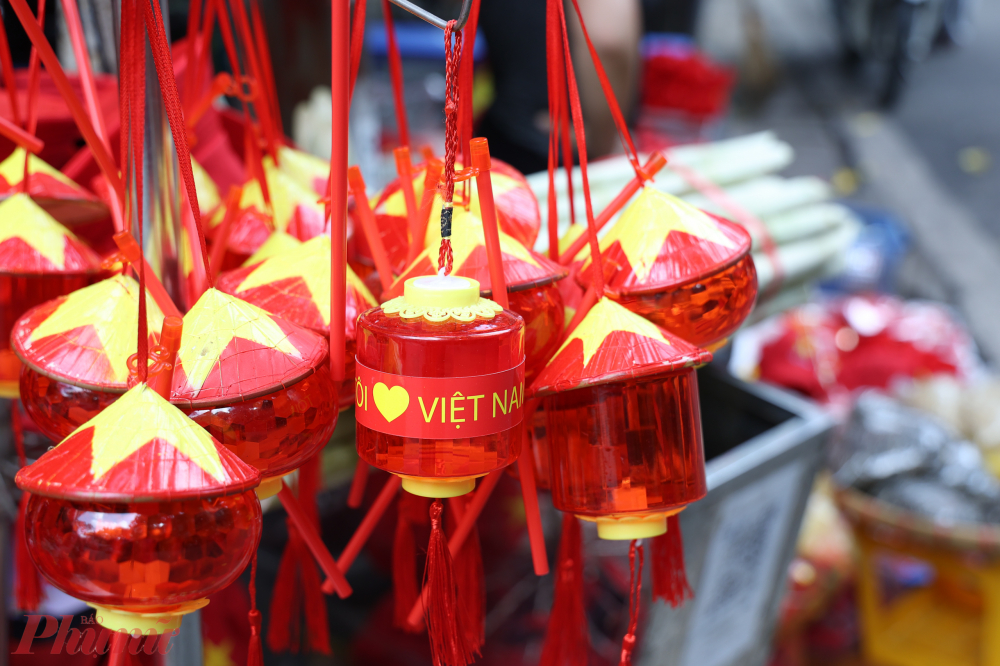 Xen lẫn giữa phố là những chiếc đèn lồng mang đặc trưng Việt Nam với màu đỏ, hình ảnh nón lá cùng sao vàng năm cánh.