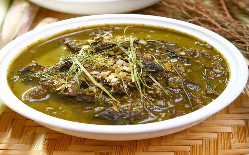 , nậm pịa là một món ăn truyền thống của đồng bào người Thái ở vùng núi Tây Bắc. Món ăn này được chế biến từ các nguyên liệu chính là dạ dày, tim, gan, phổi… và dịch ruột non của bò, dê hoặc trâu. Các nguyên liệu này được làm sạch, thái nhỏ và hầm nhừ trong một nồi nước dùng có gia vị đặc trưng của đồng bào dân tộc. Nậm pịa có vị béo ngậy, cay the, ban đầu hơi đắng nhưng hậu vị sẽ ngọt dần, thường được ăn kèm với các loại rau thơm như rau mùi, rau húng...