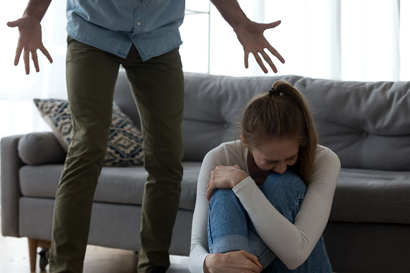  nhiều vụ bạo lực bắt đầu từ những hành vi tưởng như nhỏ nhặt như kiểm soát điện thoại, cấm gặp bạn bè, theo dõi lịch trình… 