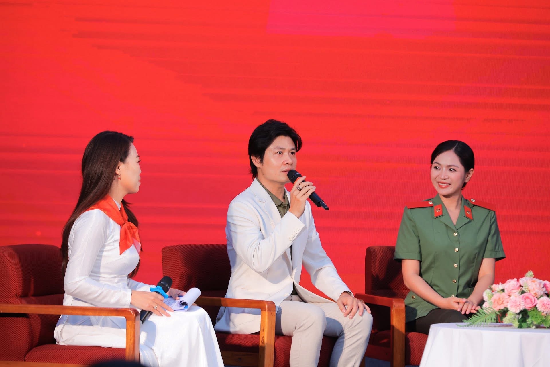 Nhạc sĩ Nguyễn Văn Chung và ca sĩ Duyên Quỳnh tại buổi giao lưu, giới thiệu ca khúc mới. Ảnh: NVCC