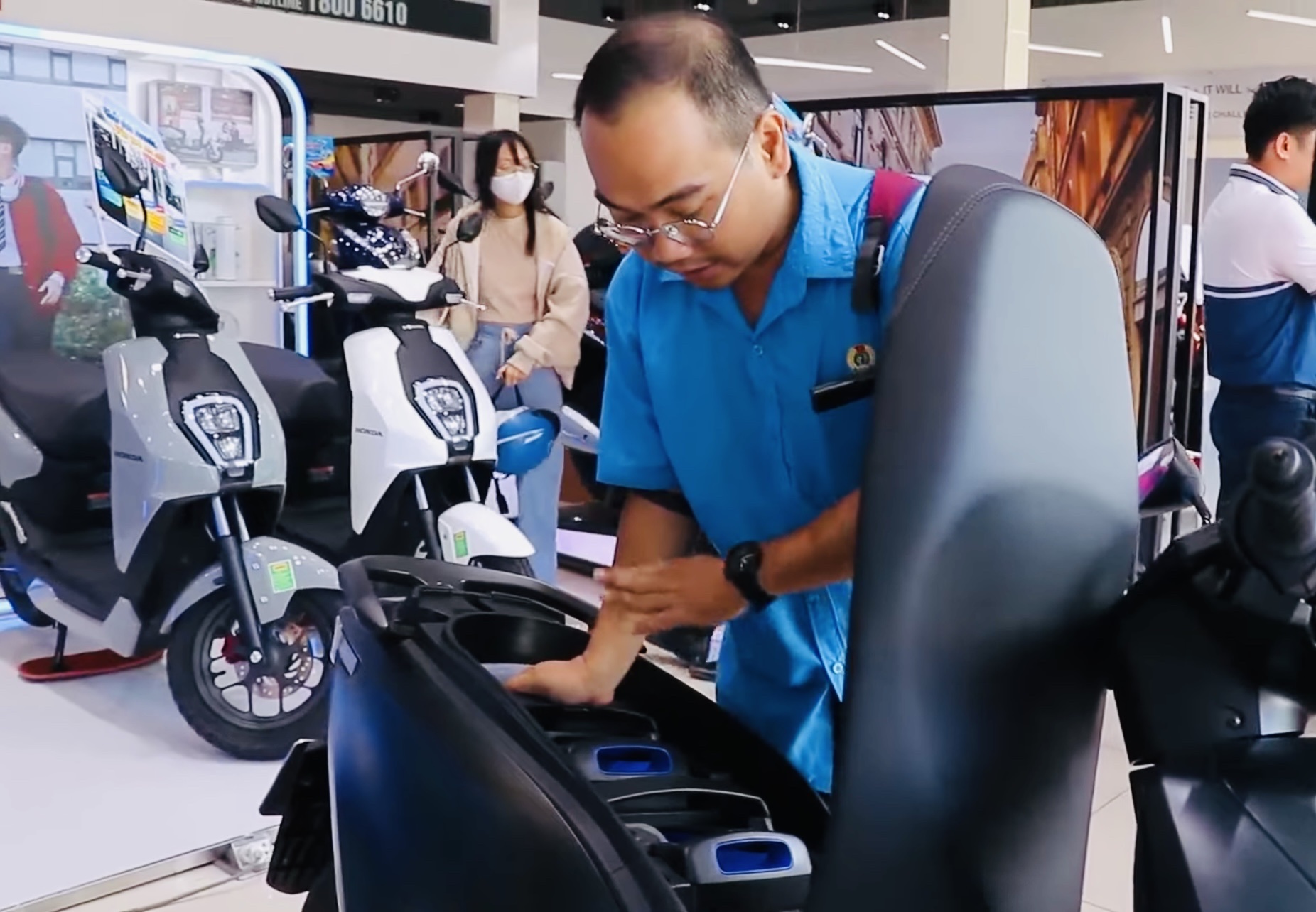 Một khách hàng đang tham khảo một dòng xe máy điện tại TPHCM. Ảnh: Quốc Thái
