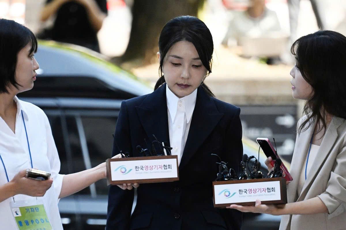 Kim Keon Hee, vợ của cựu Tổng thống Yoon Suk Yeol, tham dự phiên điều trần về lệnh bắt giữ bà vì tội thao túng cổ phiếu và các cáo buộc tham nhũng khác - Ảnh: Yonhap