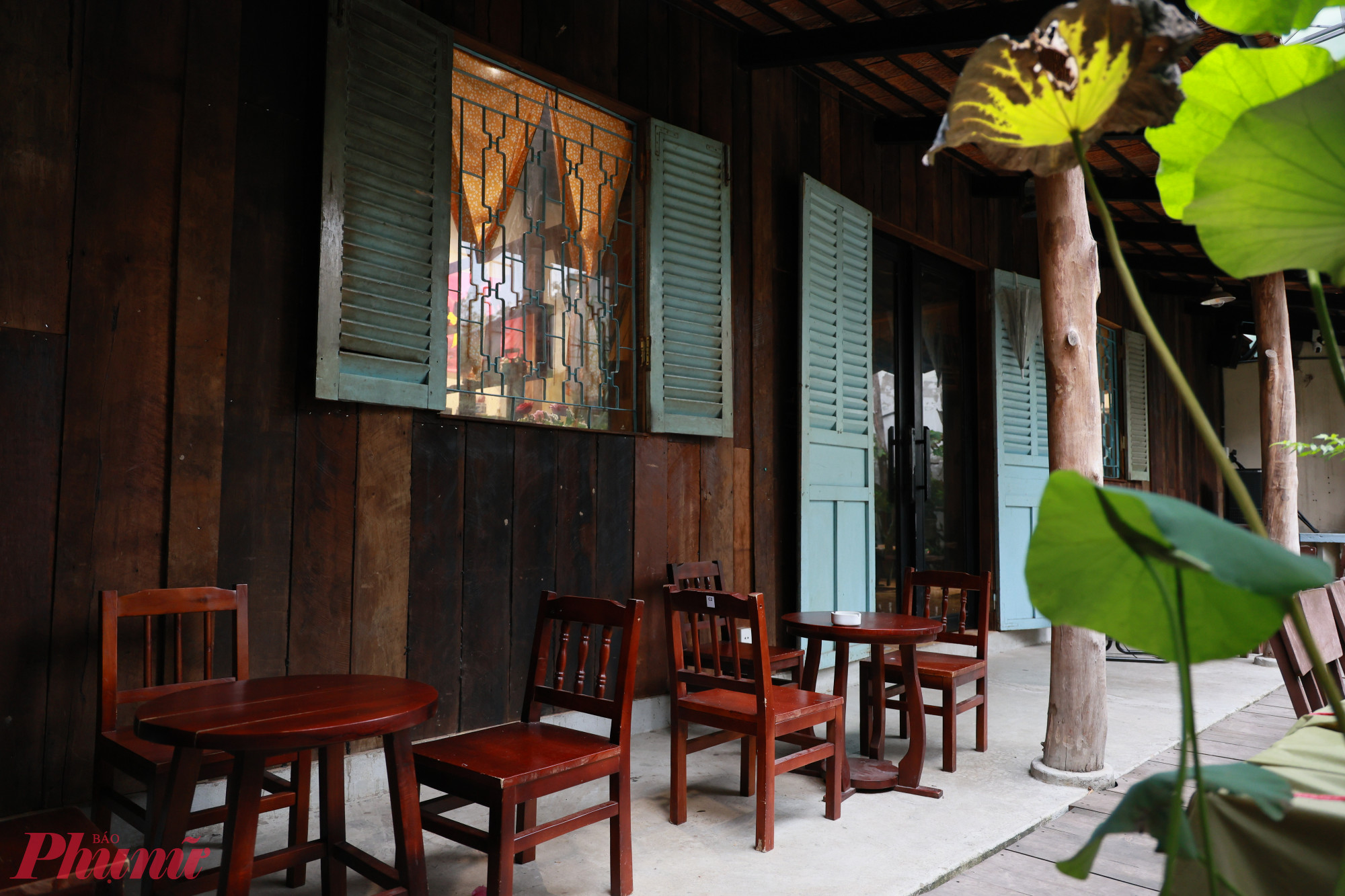 Chủ quán là những người trẻ tuổi, giữ lòng đam mê, tâm huyết sản phẩm văn hóa miền Tây. Họ đã mất đến 6 tháng tìm kiếm, sưu tầm các món đồ cũ như bàn gỗ, bàn an ủi than, bếp củi, tủ chén… nhắm tạo nên không gian chân thực và tip nhiều hoài niệm.