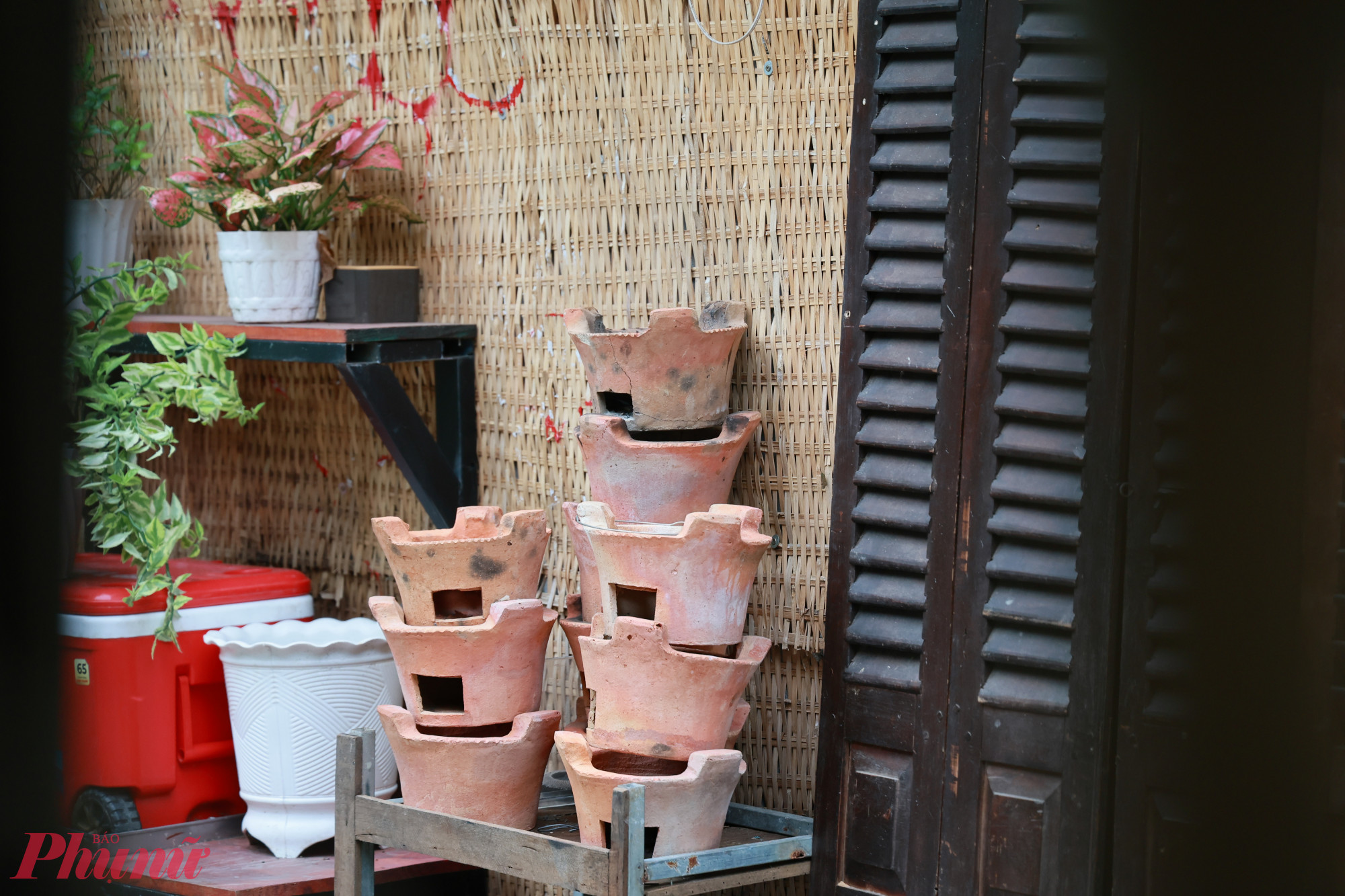 Họ đã mất đến 6 tháng tìm kiếm, sưu tầm các món đồ cũ như bàn gỗ, bàn an ủi than, bếp củi, tủ chén… nhắm tạo nên không gian chân thực và tip nhiều hoài niệm.