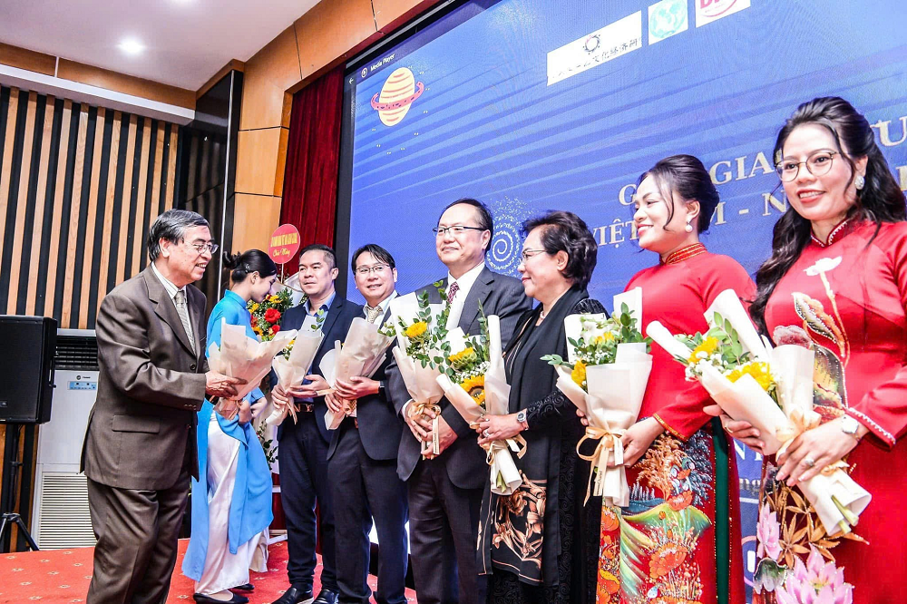 Chủ tịch Nguyễn Thị Ngân nhận hoa tri ân với những đóng góp của bản thân vào cộng đồng - Ảnh: nhân vật cung cấp
