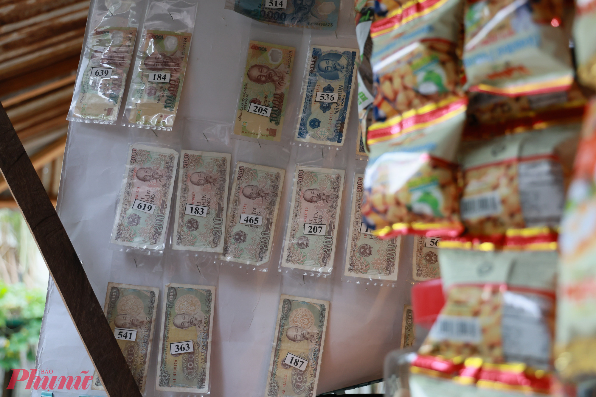 Từ những hộp bánh mì que, kẹo kéo, trà sữa thạch rau câu đến gói bánh tráng trộn, snack truyền thống hay các loại bánh ngọt ngày xưa, tất cả đều được bày biện dễ thương, mang đậm hơi thở của tuổi thơ một thời.