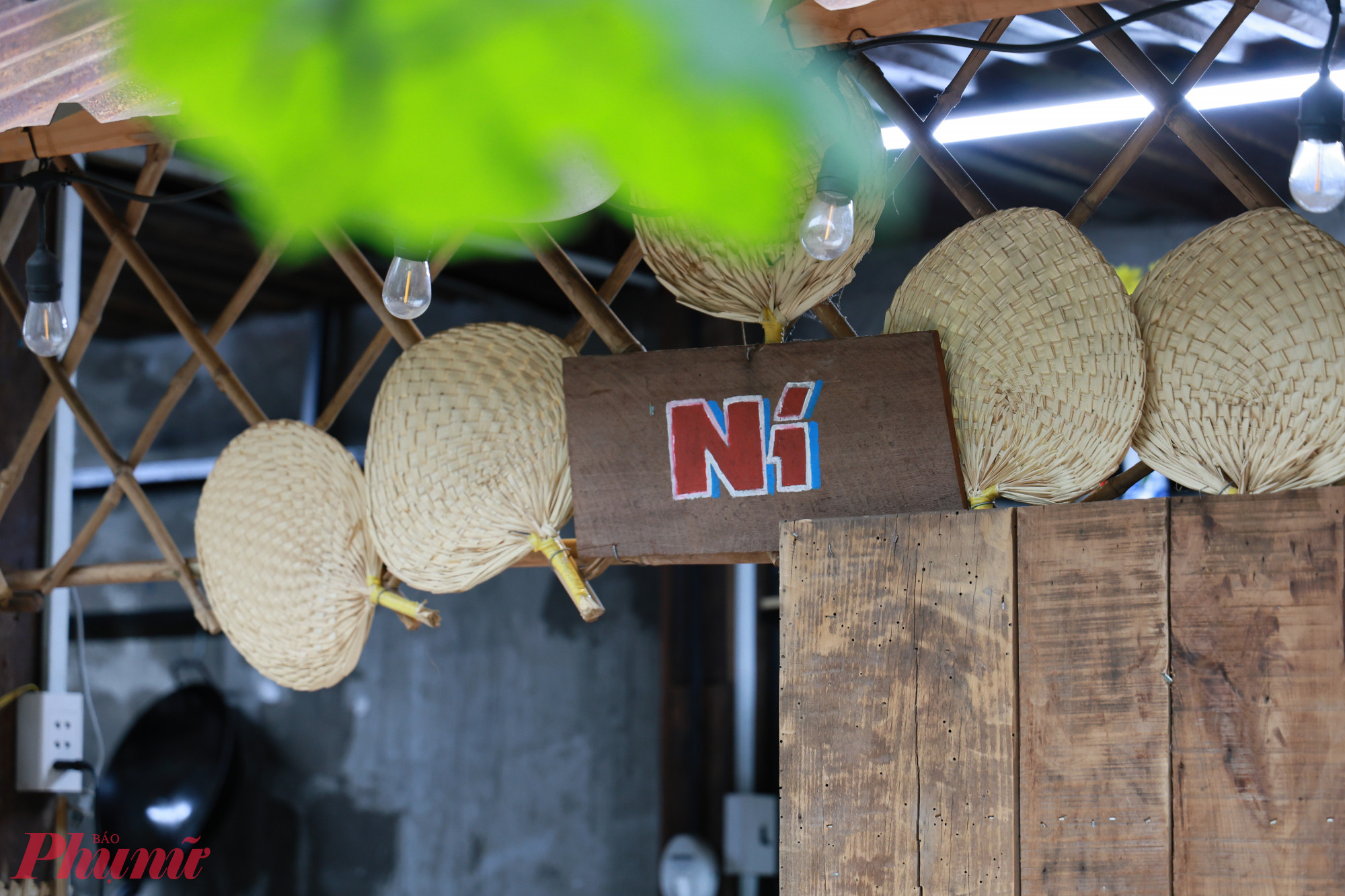 Quán cà phê Ní hoạt động 24/24, phục vụ đa dạng đồ với giá từ 39.000 đến 65.000 đồng. Vào cuối tuần, quán còn tổ chức các hoạt động văn hóa miền Tây như đờn ca tài tử và lô tô, thu hút đông đảo khách trẻ và người lớn tuổi.