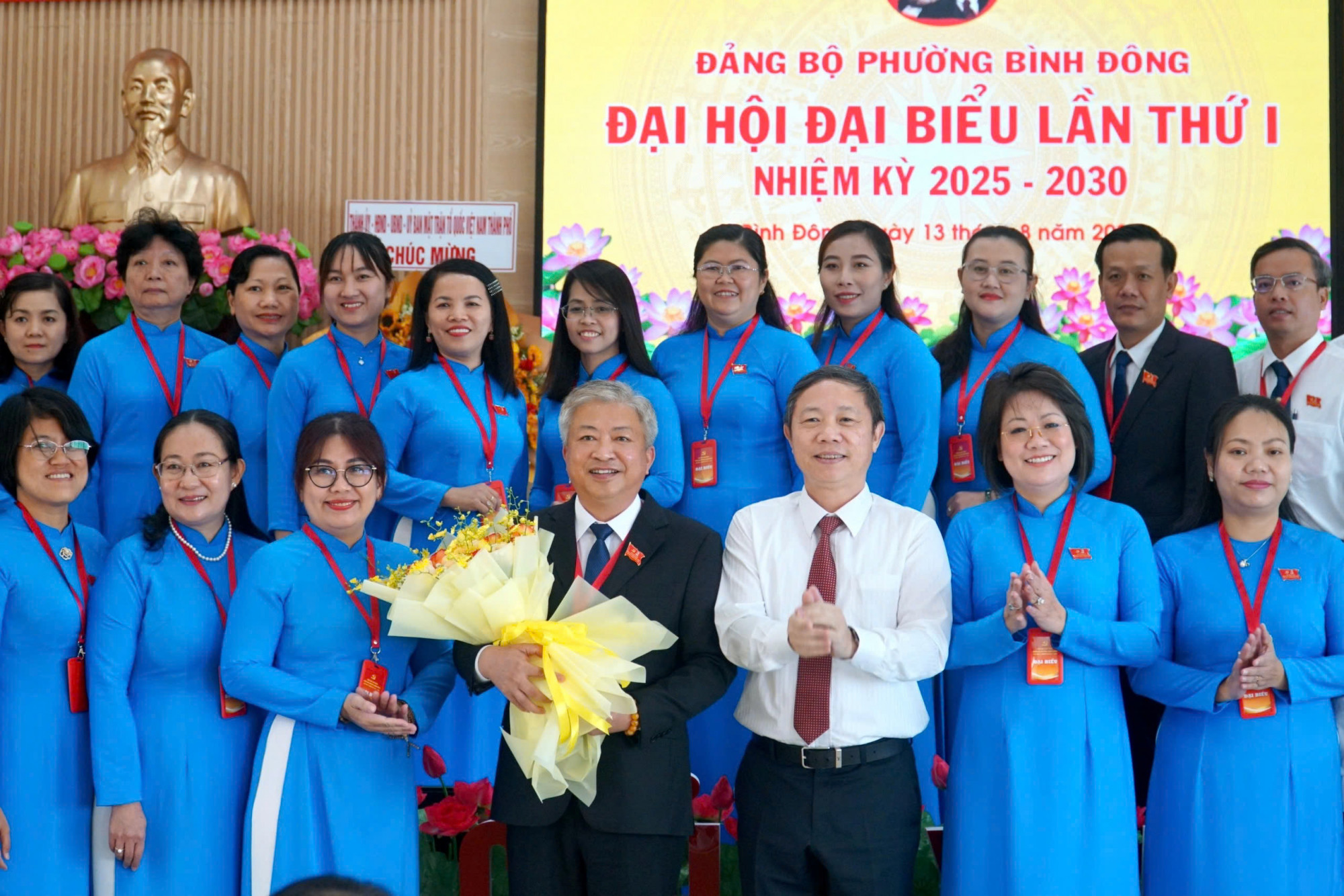 Ông Dương Anh Đức - Phó trưởng Ban Thường trực Ban Tuyên giáo và Dân vận Thành ủy TPHCM tặng hoa chúc mừng ông Võ Thành Khả, Bí thư Đảng ủy phường Bình Đông, nhiệm kỳ 2025-2030  - Ảnh: Thanh Tâm