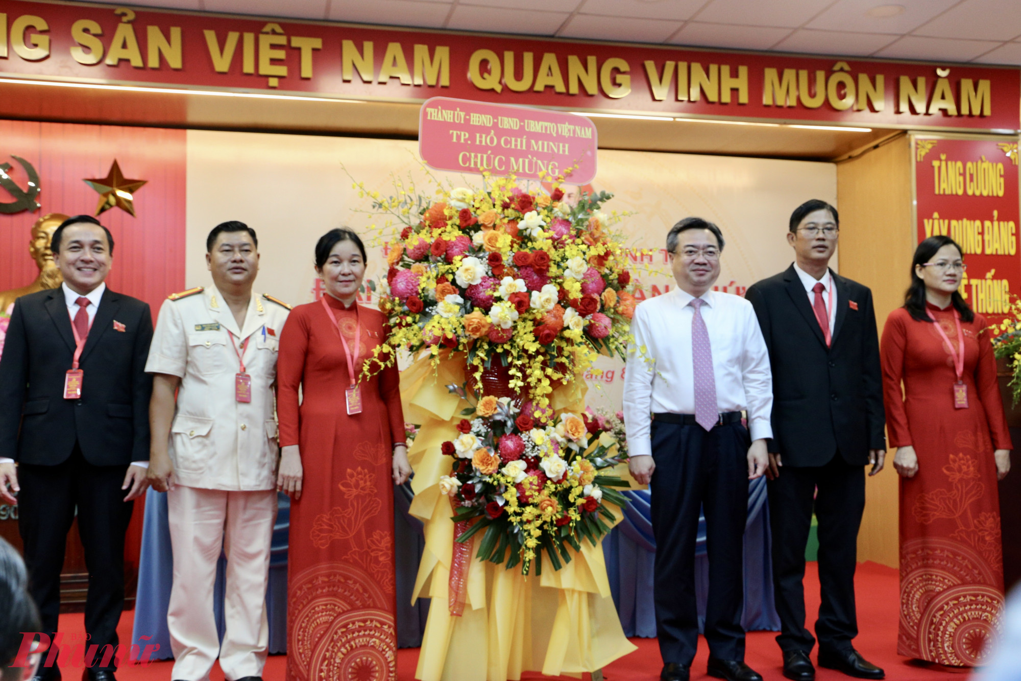 Ông Nguyễn Thanh Nghị - Phó Bí thư Thường trực Thành ủy TPHCM tặng hoa chúc mừng Đại hội Đại biểu phường Bình Tân - Ảnh: Thanh Tâm 