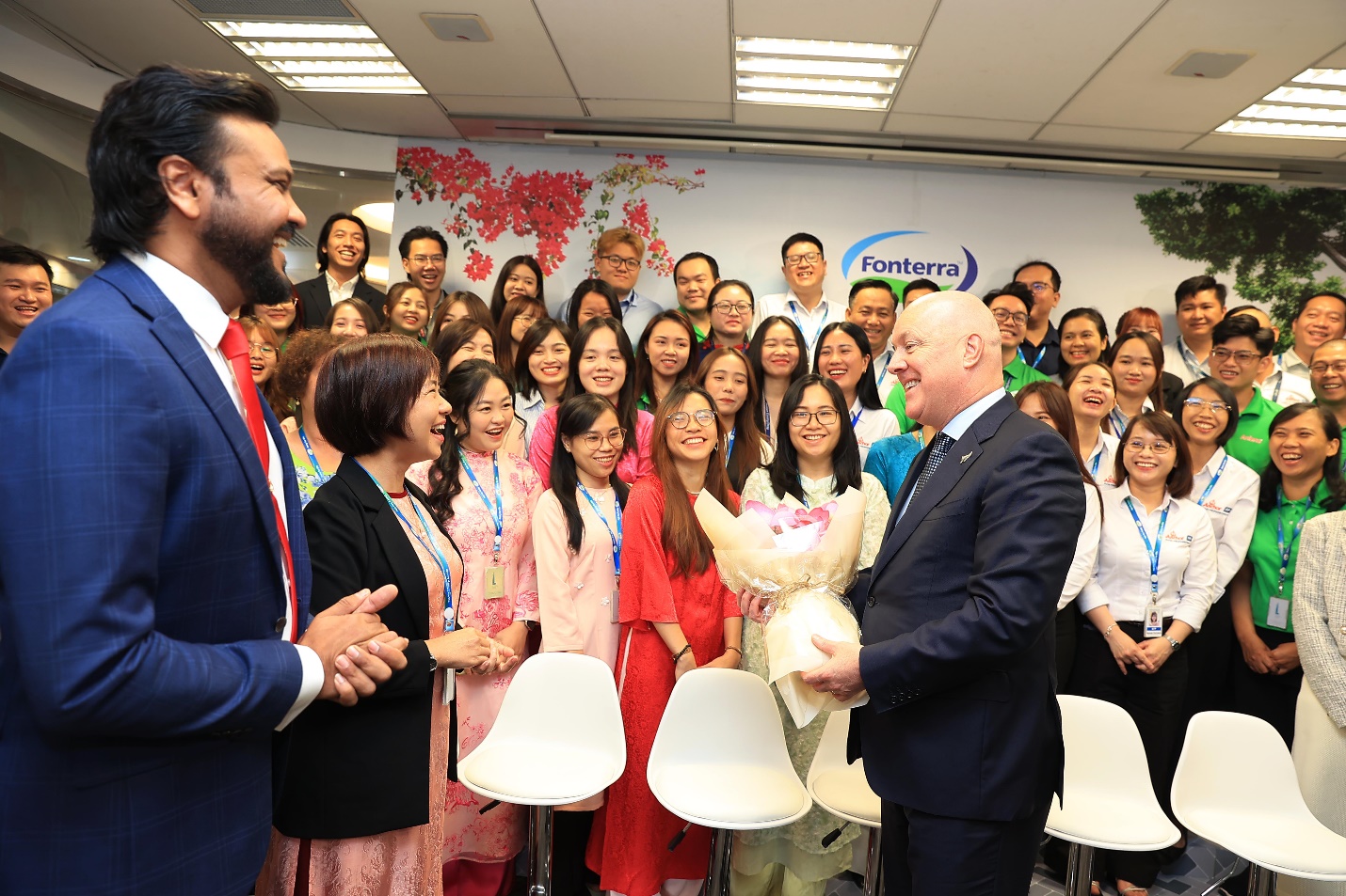 Thủ tướng New Zealand Christopher Luxon thăm văn phòng Fonterra Brands Việt Nam tại TPHCM - Ảnh: Fonterra Brands Việt Nam