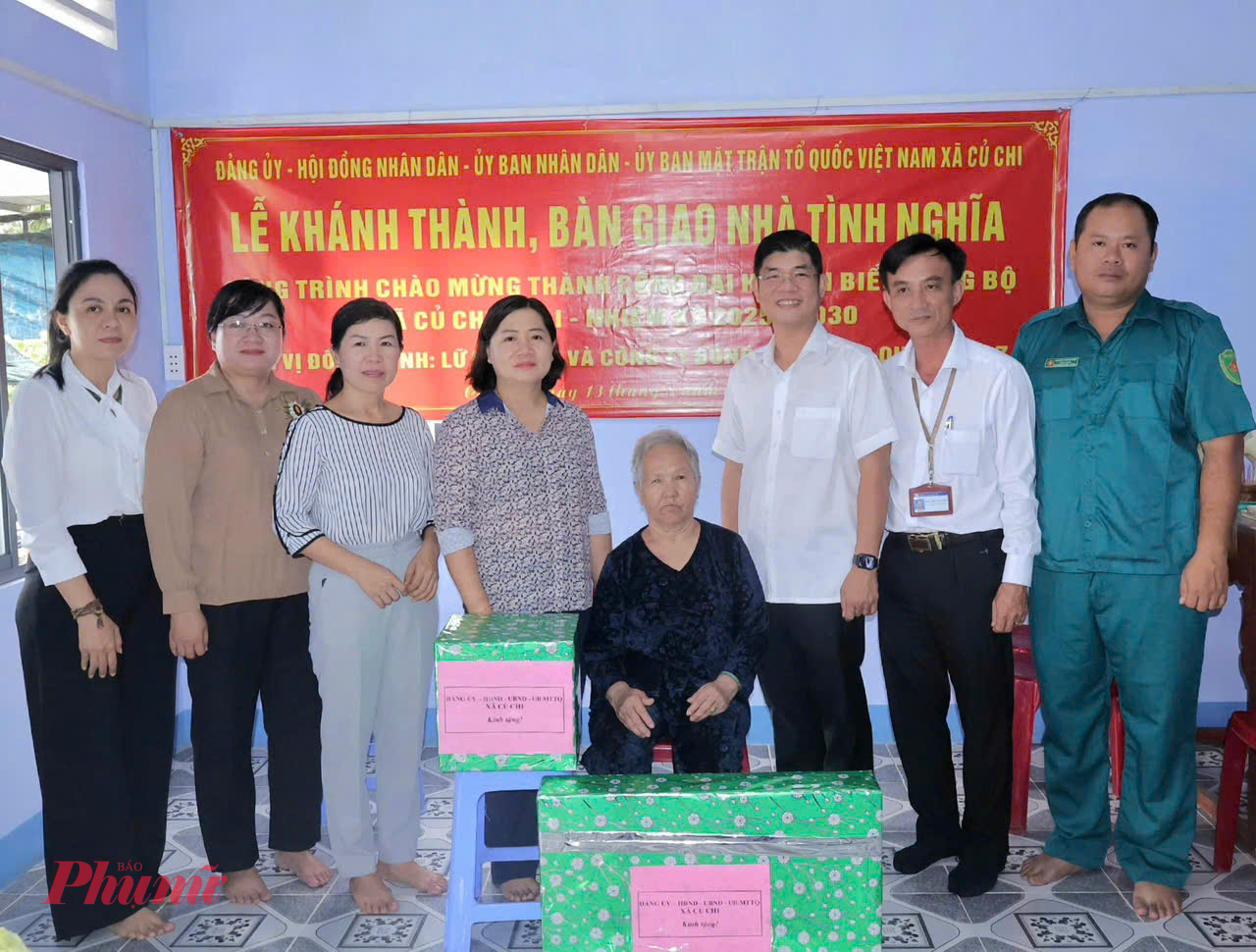 Đại diện lãnh đạo các đơn vị bàn giao nhà cho gia đình bà Cao Thị Đức 
