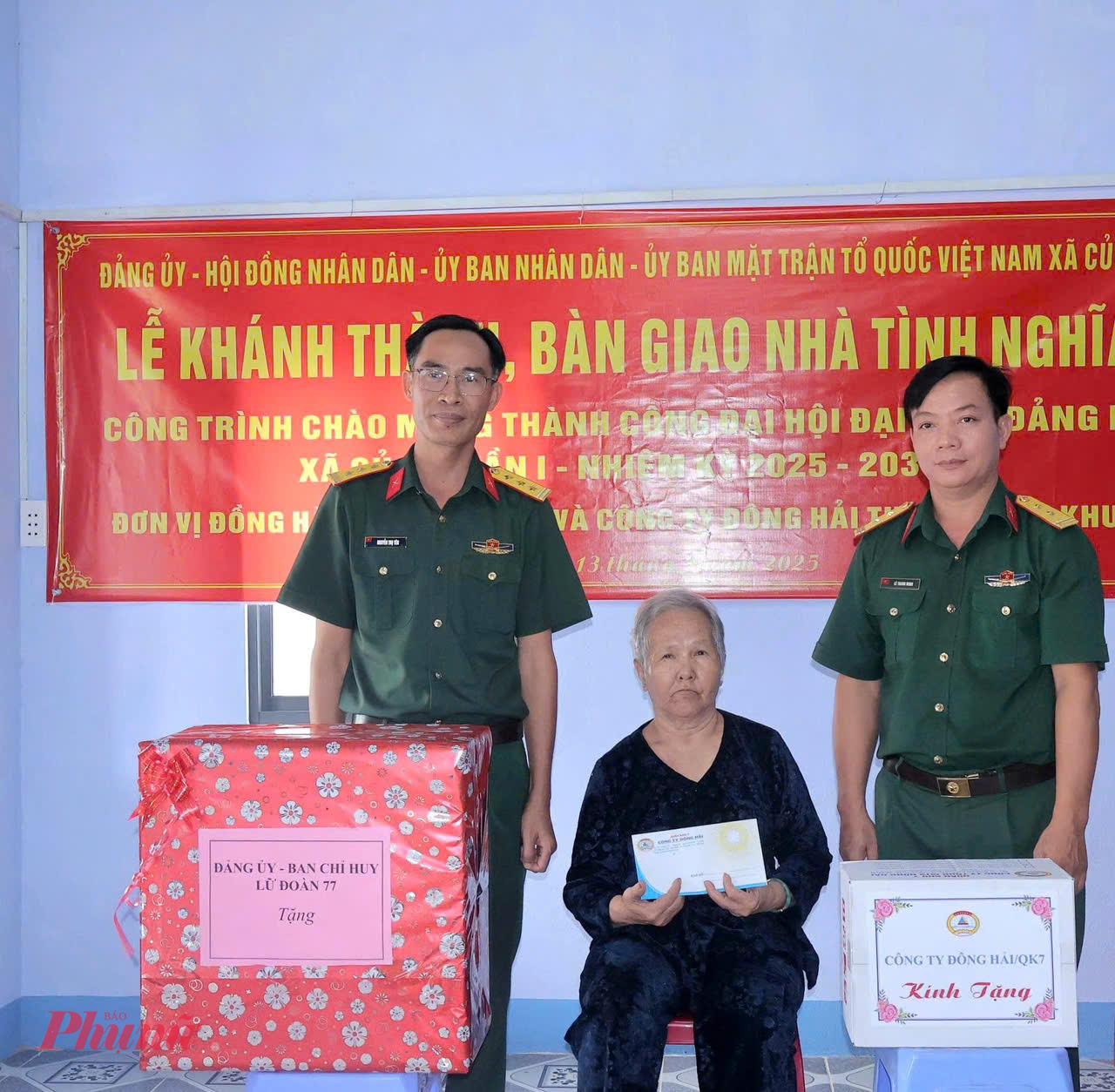 Đại diện các đơn vị cũng gữi tặng nhiều phần quà, chúc mừng bà Đức có căn nhà khang trang 