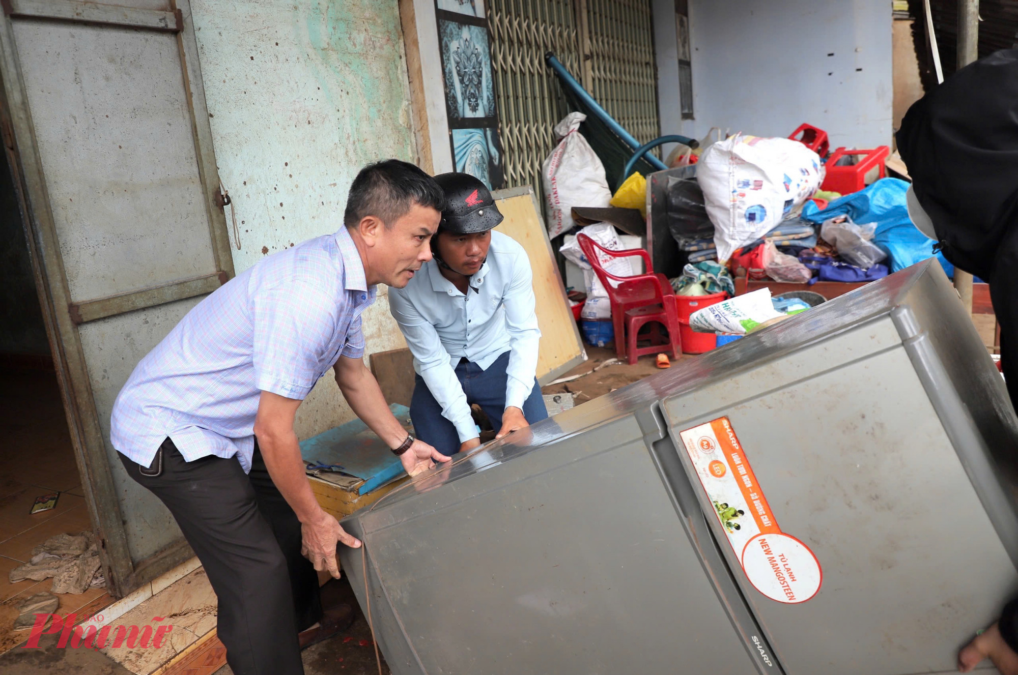 Lực lược chủ đầu tư và chính quyền địa phương hỗ trợ người dân di dời đồ đạc, bàn giao mặt để thi công dự án.